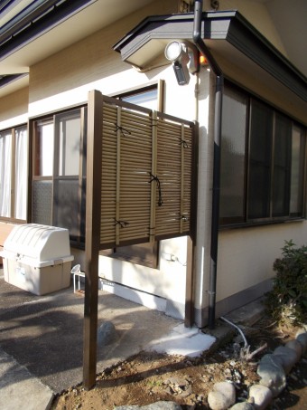 台風で壊れてしまった万年塀をフェンスにお取替え 台風で壊れてしまった万年塀をフェンスにお取替え